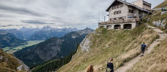 Damit die Wanderung in guter Erinnerung bleibt, sollten Eltern ihre Kinder mit der Routenlänge nicht überfordern. - © Nicolas Armer/dpa/dpa-tmn