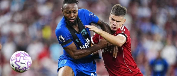 Bournemouths Antoine Semenyo (l) wurde im Spiel rassistisch diskriminiert. - © Peter Byrne/PA Wire/dpa