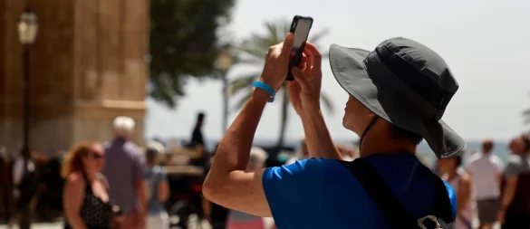 Urlaubsfalle Mobilfunk: Auch ohne Roaminggebühren kann die Handynutzung auf Reisen teuer werden. Wer WLAN-Calls & Co. nicht deaktiviert, zahlt schnell drauf. - © Clara Margais/dpa/dpa-tmn