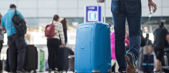 Passen die Maße? Zu großes Handgepäck kann für Passagiere teuer werden. - © Silas Stein/dpa/dpa-tmn