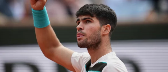 Carlos Alcaraz feiert den Titel bei den French Open. - © Christophe Ena/AP/dpa