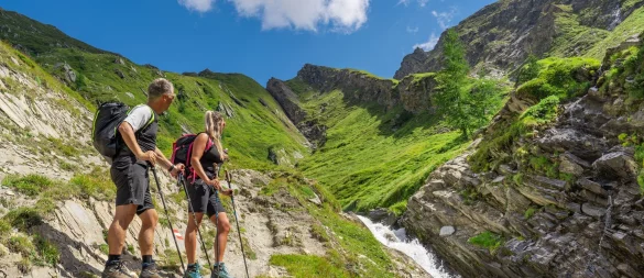 Verschnaufpause am Wildwasser: Wanderer beim Großglockner-Aufstieg. - © Peter Maier/Tirol Werbung/dpa-tmn