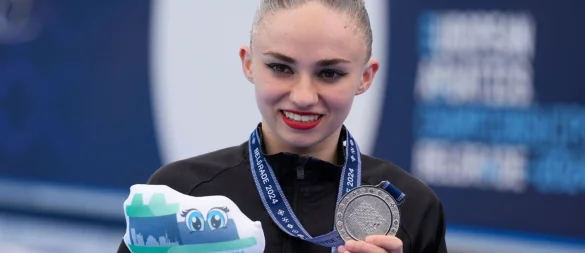 Klara Bleyer ist Europameisterin im Synchronschwimmen. - © Darko Bandic/AP/dpa