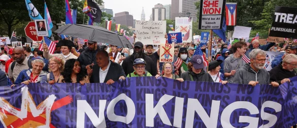 Das Motto der Proteste lautet «No Kings» (Keine Könige). - © Yuki Iwamura/FR171758 AP/dpa