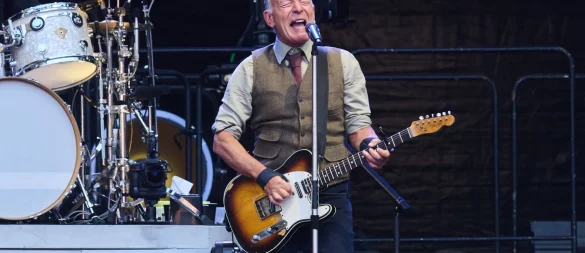 Derzeit absolviert Bruce Springsteen seine Europa-Tournee. - © Annette Riedl/dpa