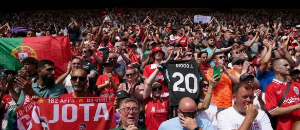 Zahlreiche Fans trauern um Diogo Jota. - © Martin Rickett/PA Wire/dpa