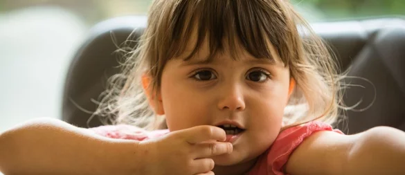 Kleine Kinder sind neugierig und erkunden ihre Umgebung mit allen Sinnen. Dazu gehört auch, Gegenstände in den Mund zu nehmen. - © Christin Klose/dpa-tmn
