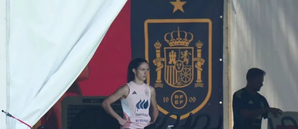 Weltfußballerin Aitana Bonmati ist in Lausanne eingetroffen - und strampelt auf einem Fahrrad-Ergometer in die Pedale. - © Alessandra Tarantino/AP/dpa