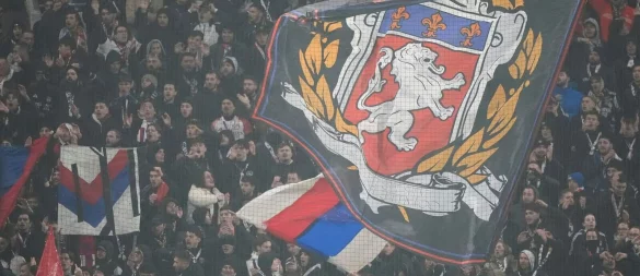 Auch für die Fans ein harter Schlag: Zwangsabstieg für Lyon. - © Michel Euler/AP/dpa
