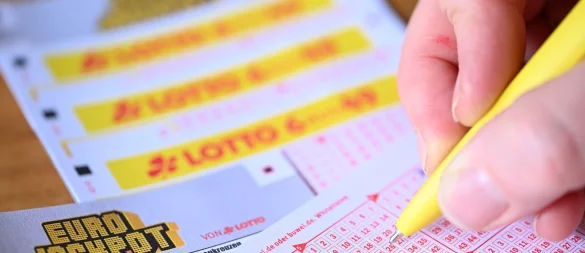 Lottogewinn bleibt steuerfrei: Wer gewinnt, muss die Glückssumme selbst nicht versteuern, egal, wie lange der Gewinn zurückliegt. - © Bernd Weißbrod/dpa/dpa-tmn