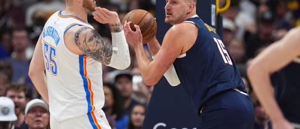 Hartenstein und Jokic lieferten sich intensive Zweikämpfe. - © David Zalubowski/AP/dpa