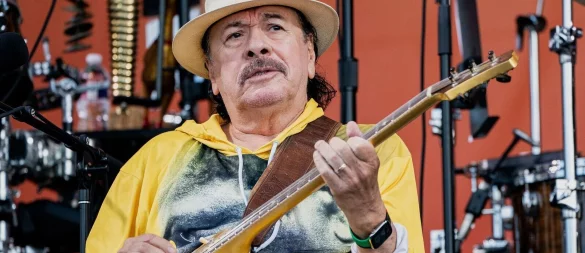 Carlos Santana wünscht sich, dass die Welt wieder mehr nach den Wertvorstellungen der Hippies lebt. (Archivbild) - © Amy Harris/Invision via AP/dpa