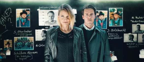 Die Kommissare Lisa Kuen (Patricia Aulitzky) und Alexander Yüsüf-Demir (Dominik Raneburger) sammeln Fakten. - © Heinz Laab/ZDF/dpa