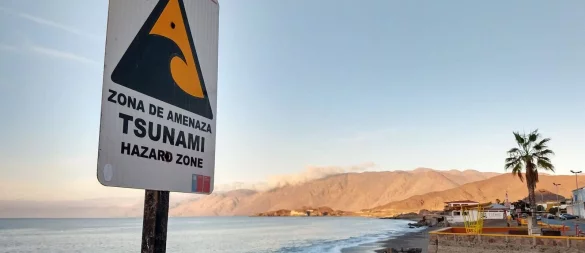 Ein Warnzeichen für unmittelbare Tsunamigefahr: Das Wasser an der Küste zieht sich in kurzer Zeit weit zurück und legt große Flächen Meeresboden frei. - © Till Simon Nagel/dpa-tmn
