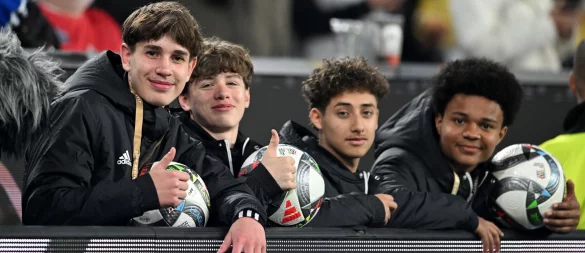 Hatte Anteil an einem Überraschungstor der deutschen Fußballer: Balljunge Noel Urbaniak (l.). - © Fabian Strauch/dpa