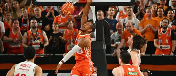 Karim Jallow bejubelt einen Dunk. - © Jan-Philipp Strobel/dpa