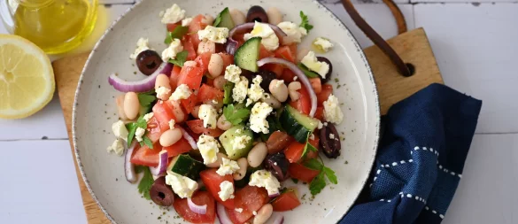Griechischer Klassiker: Der Bauernsalat vereint knackig-frisches Gemüse mit mediterranen Aromen. - © Julia Uehren/loeffelgenuss.de/dpa-tmn