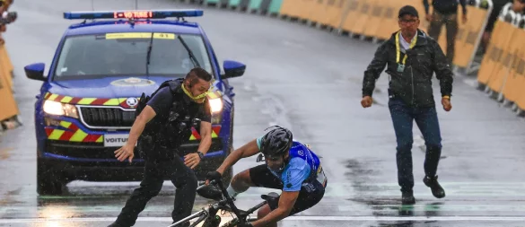 Ein Mann fährt bei der Tour de France unerlaubt über die Strecke. - © Stefano Cavasino/LiveMedia-IPA/ZUMA Press Wire/dpa