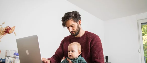 Flexible Arbeitszeiten im Homeoffice: Ein familienfreundlicher Arbeitgeber kann berufstätigen Eltern das Leben erleichtern. - © Christin Klose/dpa-tmn