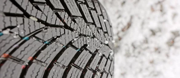 Für mehr Sicherheit: Winterreifen sollten mindestens vier Millimeter Restprofil haben. - © Matthias Bein/dpa/dpa-tmn