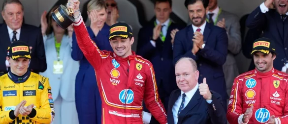 Da lief es noch: Charles Leclerc feiert seinen Heimsieg 2024 neben Fürst Albert II. - © Luca Bruno/AP/dpa