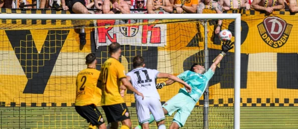 Torwart Tim Schreiber (Dynamo Dresden, r) kann das Tor zum 2:2 nicht verhindern. - © Robert Michael/dpa