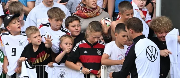 Auch vor dem Final 4 der Nations League dürfen Fans beim Training der Nationalmannschaft zuschauen. - © Federico Gambarini/dpa