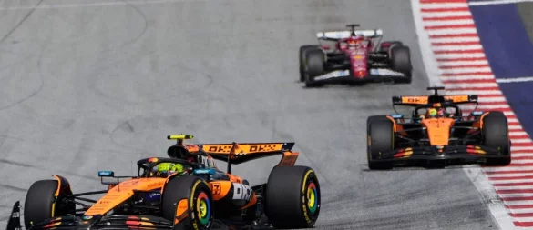 Lando Norris (l) und Oscar Piastri (m) mal wieder an der Spitze. - © Darko Bandic/AP/dpa