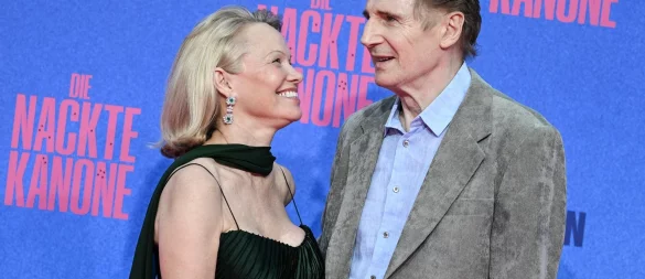 Liam Neeson und Pamela Anderson kamen für die Deutschlandpremiere von «Die nackte Kanone» nach Berlin. - © Jens Kalaene/dpa