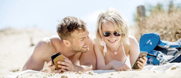 Sommer, Sonne, Strandromantik? Dafür sollte man zwischendurch auch mal das Handy weglegen und analoge Akzente setzen. - © Christin Klose/dpa-tmn