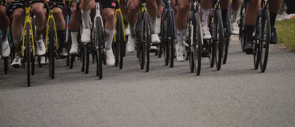 Bei einem Radrennen auf Guadeloupe sind zwei Sportler ausgeschlossen worden, die eine Abkürzung gefahren sind (Symbolbild). - © Thibault Camus/AP/dpa