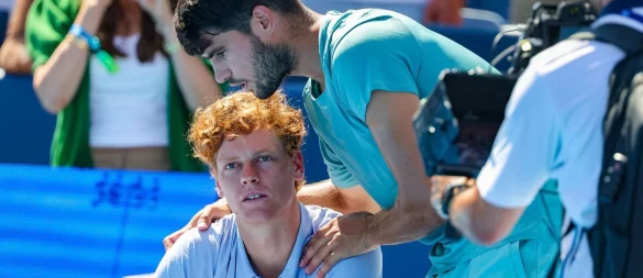Carlos Alcaraz (r) tröstet Jannik Sinner nach der Aufgabe. - © Scott Stuart/ZUMA Press Wire/dpa
