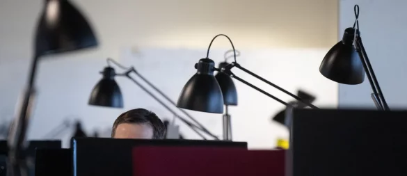 Alle warten: Hängt das IT-System, müssen Beschäftigte oft ihre Arbeit pausieren. Auf ihre Arbeitszeit hat das in der Regel keinen Einfluss. - © Sebastian Gollnow/dpa/dpa-tmn