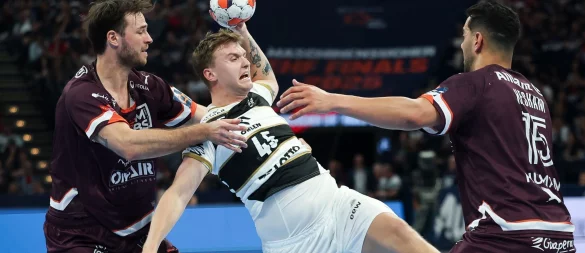 Kiels Emil Madsen (M) wird von Montpeliers Veron Nacinovic am Wurf gehindert. - © Christian Charisius/dpa