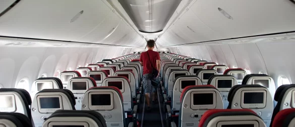 Hauptsache nicht nackt: Aufgrund des Outfits darf niemand des Flugzeugs verwiesen werden. - © Klaus-Dietmar Gabbert/dpa-tmn