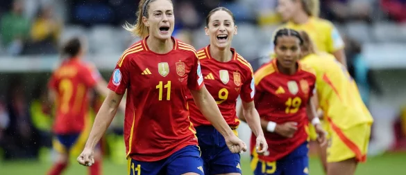 Die zweimalige Weltfußballerin Alexia Putellas (l) bejubelt ihr Tor zum 1:0. - © Nick Potts/PA Wire/dpa
