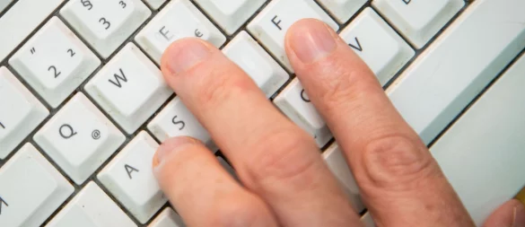 Zwischen den Tasten einer Tastatur kann sich mit der Zeit einiges an Schmutz ansammeln. - © Christin Klose/dpa-tmn
