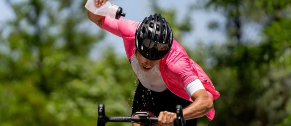 Sportarten wie Radfahren, Joggen oder Fußball sind an heißen Tagen eine besondere Belastung für den Körper - auch, weil man dabei oft der prallen Sonne ausgesetzt ist. - © Oscar Carrascosa Martinez/Westend61/dpa-tmn