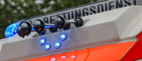 Der Lkw-Fahrer wurde schwer verletzt in ein Krankenhaus gebracht. (Symbolbild) - © Oliver Berg/dpa