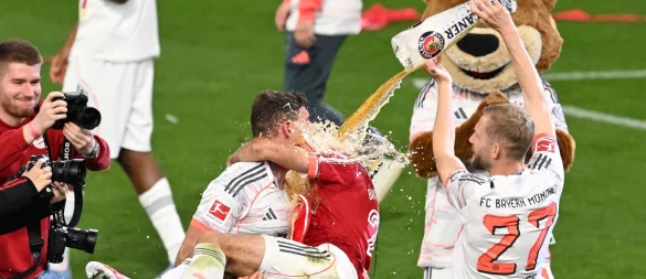 Feierlaune nach der Meisterschaft: Heidenheims Trainer Schmidt glaubt nicht, dass die Ibiza-Reise des FC Bayern für eine Wettbewerbsverzerrung sorgen könnte. - © Sven Hoppe/dpa