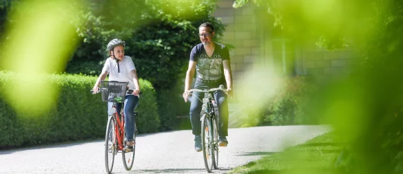 Zur Arbeit, zum Supermarkt, zur Verabredung: Wer Wege im Alltag zu Fuß oder Fahrrad zurücklegt, hat am Ende des Tages automatisch mehr Bewegung. - © Tobias Hase/dpa-tmn