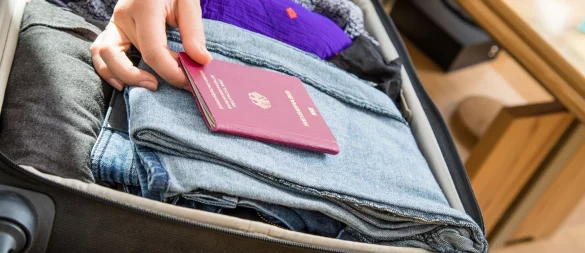 Reise schon vor Monaten gebucht? Reisende sollten sich informiert halten, ob sich die Einreisebestimmungen inzwischen geändert haben. - © Christin Klose/dpa-tmn