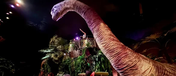 Schon kurz hinter dem Eingang werden Besucher von dem sanft schnaubenden Pflanzenfresser Brachiosaurus begrüßt. - © Carola Frentzen/dpa-tmn