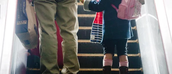 Rolltreppen sind für Kinder oft spannend, stellen sie aber auch vor Herausforderungen. - © Diego Azubel/epa/dpa-tmn