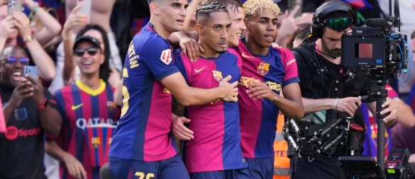 Dürfen wohl bald die Meisterschaft bejubeln: Die Spieler des FC Barcelona. - © Jose Breton/AP/dpa