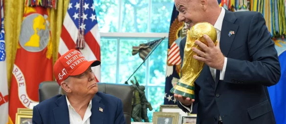 Gianni Infantino überreicht den WM-Pokal an Donald Trump. - © Jacquelyn Martin/AP/dpa
