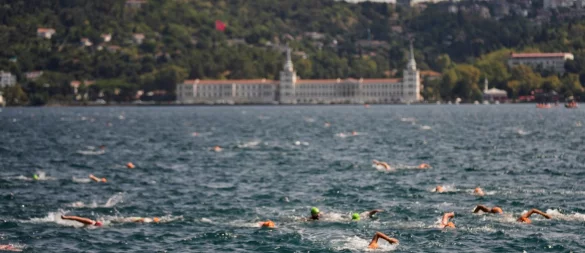 Ein russischer Schwimmer wird im Bosporus vermisst. (Archivbild) - © Khalil Hamra/AP/dpa
