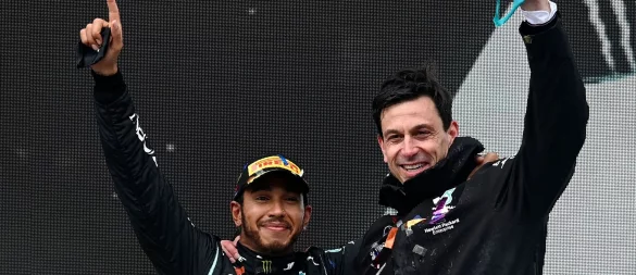 Ein Bild aus erfolgreichen Zeiten: Toto Wolff (r) und Lewis Hamilton. - © Ozan Kose/POOL AFP/AP/dpa