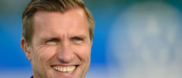 Markus Krösche deutet eine baldige Entscheidung über die Zukunft von Mario Götze an. - © Swen Pförtner/dpa