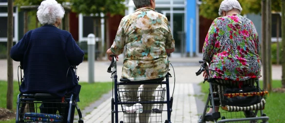Wie selbstständig kann sich die Person fortbewegen? Das ist eine der Fragen, die bei der Pflegebegutachtung eine Rolle spielt. - © Oliver Berg/dpa/dpa-tmn